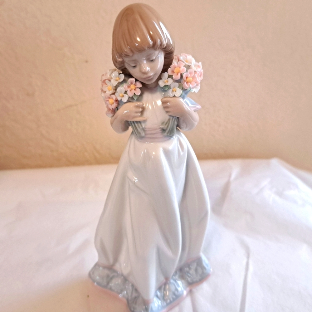 Vintage 1987 Pristine Lladro Spring Bouquets # 7603 figurine in original box